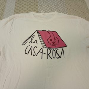 Camiseta blanca con logo de La Casa Rosa en color rosa y negro